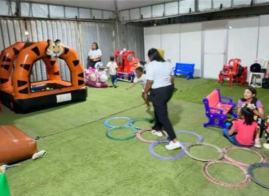 Prefeitura visita barracas da Virada Ilhéus 2026 para levar crianças ao Espaço Kids