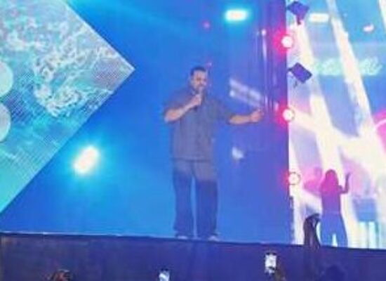 Segunda noite da Virada Ilhéus 2026 reúne mais de 80 mil pessoas na Avenida Soares Lopes