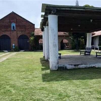 Prefeitura de Ilhéus realiza ação de limpeza e roçagem no Abrigo São Vicente de Paulo