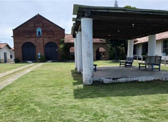 Prefeitura de Ilhéus realiza ação de limpeza e roçagem no Abrigo São Vicente de Paulo