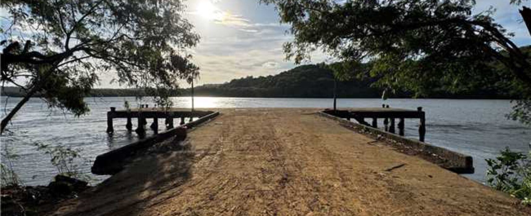 Prefeitura de Ilhéus realiza limpeza do antigo atracadouro da Sapetinga, conhecido como Ponte do Gás