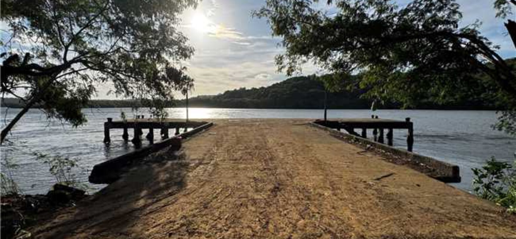 Prefeitura de Ilhéus realiza limpeza do antigo atracadouro da Sapetinga, conhecido como Ponte do Gás