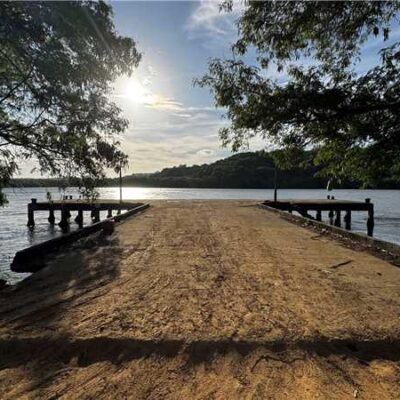 Prefeitura de Ilhéus realiza limpeza do antigo atracadouro da Sapetinga, conhecido como Ponte do Gás