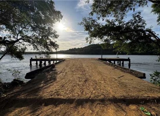 Prefeitura de Ilhéus realiza limpeza do antigo atracadouro da Sapetinga, conhecido como Ponte do Gás