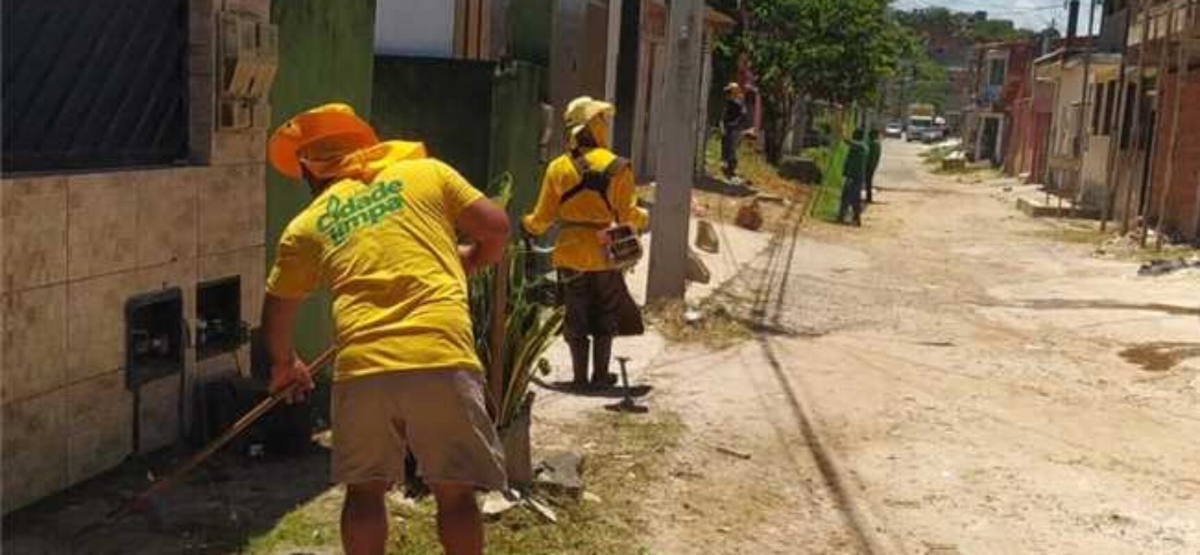 Prefeitura de Ilhéus reforça manutenção urbana com ação de capinagem no Nossa Senhora da Vitória