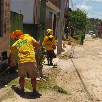 Prefeitura de Ilhéus reforça manutenção urbana com ação de capinagem no Nossa Senhora da Vitória