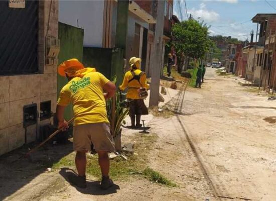 Prefeitura de Ilhéus reforça manutenção urbana com ação de capinagem no Nossa Senhora da Vitória