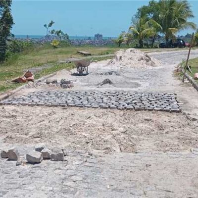 Prefeitura de Ilhéus realiza reassentamento de paralelepípedos no Residencial do Teotônio Vilela
