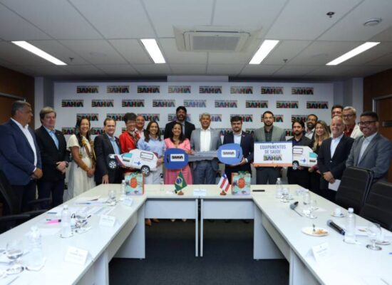 Ambulâncias, veículos administrativos e equipamentos para a saúde são entregues pelo Governo do Estado durante reunião com Prefeitura de Ilhéus