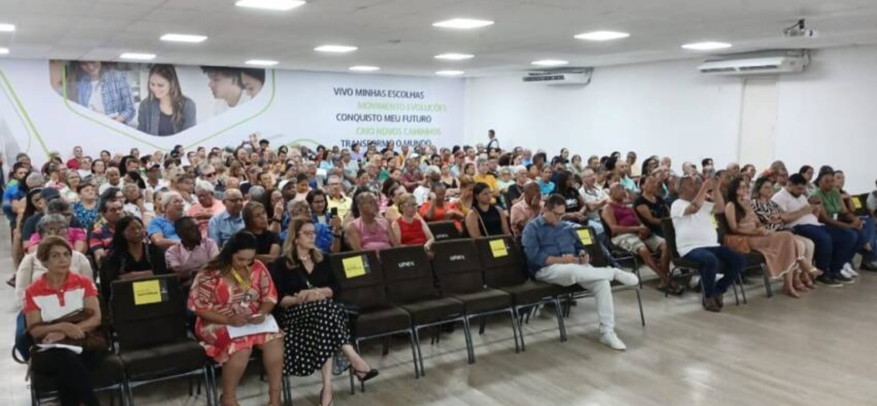 Mutuários e donos de imóveis no Jardim Primavera e Urbis IV recebem escrituras