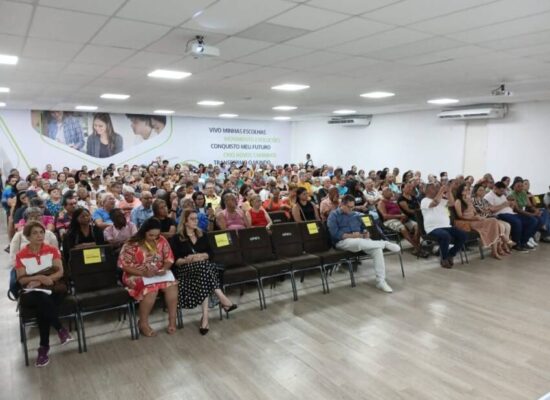 Mutuários e donos de imóveis no Jardim Primavera e Urbis IV recebem escrituras