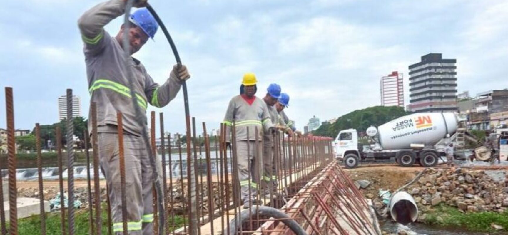 Titular da SIURB faz visita técnica ao canteiro de obras da nova ponte sobre o Rio Cachoeira em Itabuna