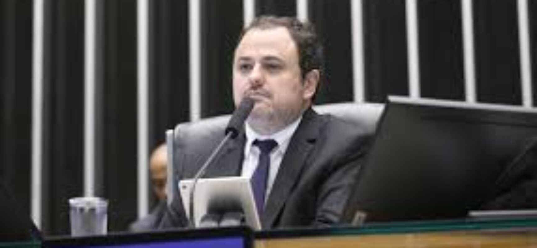 Câmara decide suspender Glauber Braga por 6 meses