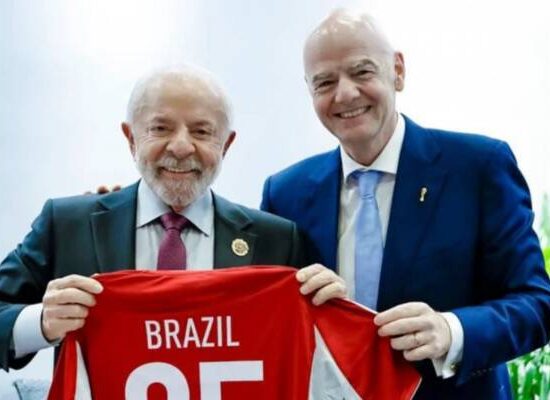 Lula se reúne com presidente da FIFA para reforçar interesse do Brasil sediar Copa do Mundo de Clubes
