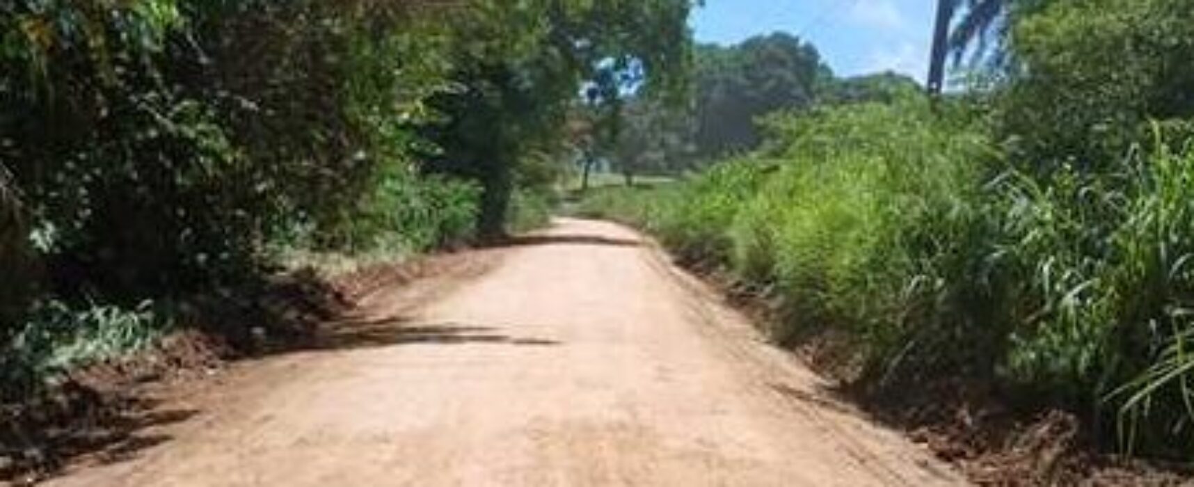 Prefeitura de Ilhéus realiza encascalhamento na estrada Iguape-Aritaguá-Sambaituba
