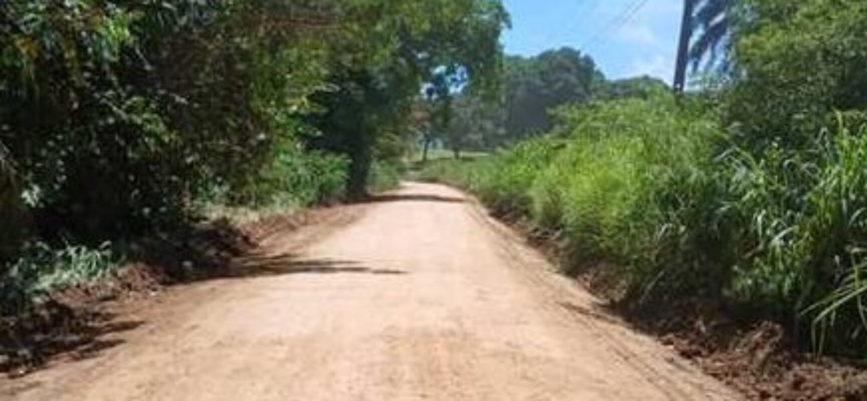 Prefeitura de Ilhéus realiza encascalhamento na estrada Iguape-Aritaguá-Sambaituba
