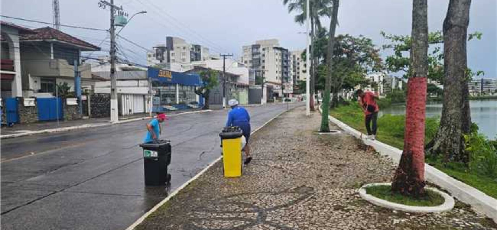 Mutirão de Varrição promove limpeza, no bairro Pontal, em Ilhéus