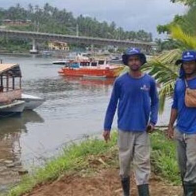 Entulho descartado de maneira irregular é retirado da Baía do Pontal, após denúncia
