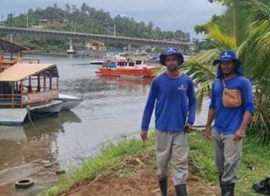 Entulho descartado de maneira irregular é retirado da Baía do Pontal, após denúncia