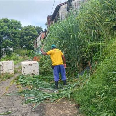 Prefeitura de Ilhéus realiza capinagem na Ladeira do Alto da Tapera