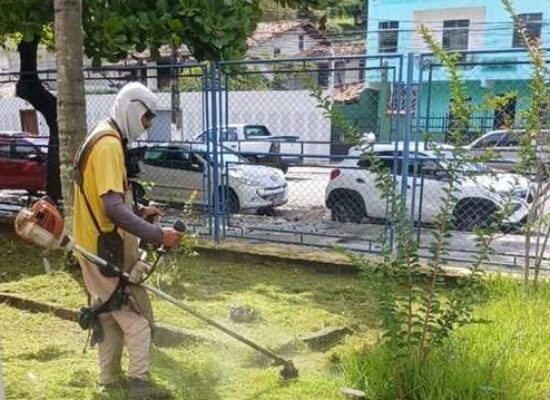 Unidades de saúde recebem serviços de roçagem e limpeza em Ilhéus
