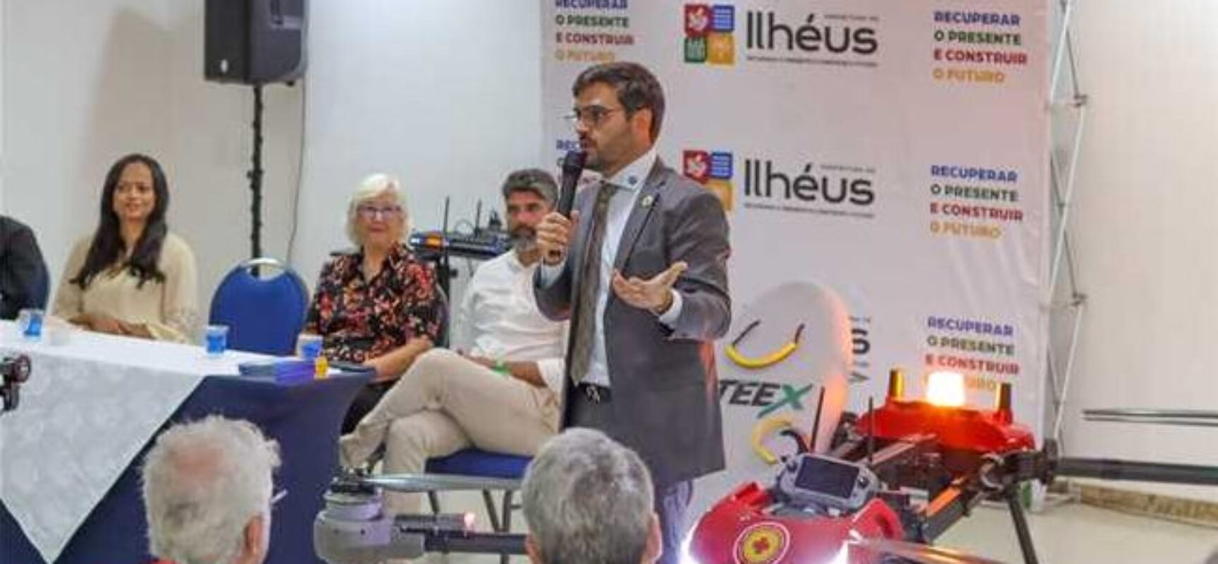 Prefeito Valderico Junior apresenta drone salva-vidas para fortalecer segurança nas praias