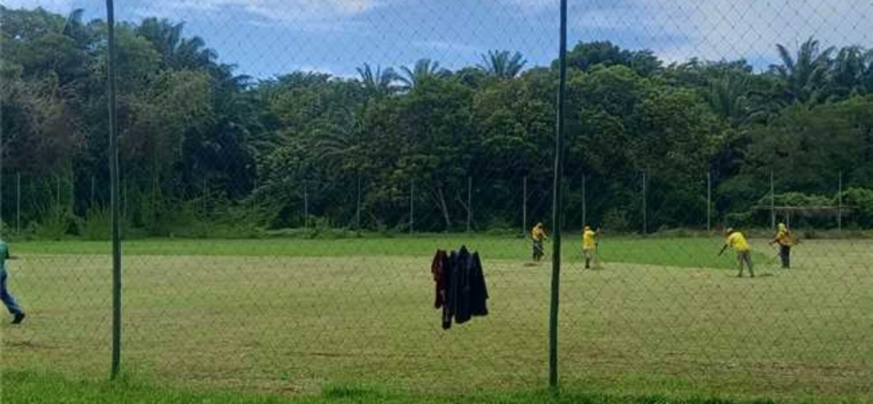 Prefeitura de Ilhéus realiza roçagem no campo do Iguape e reforça manutenção de espaços públicos