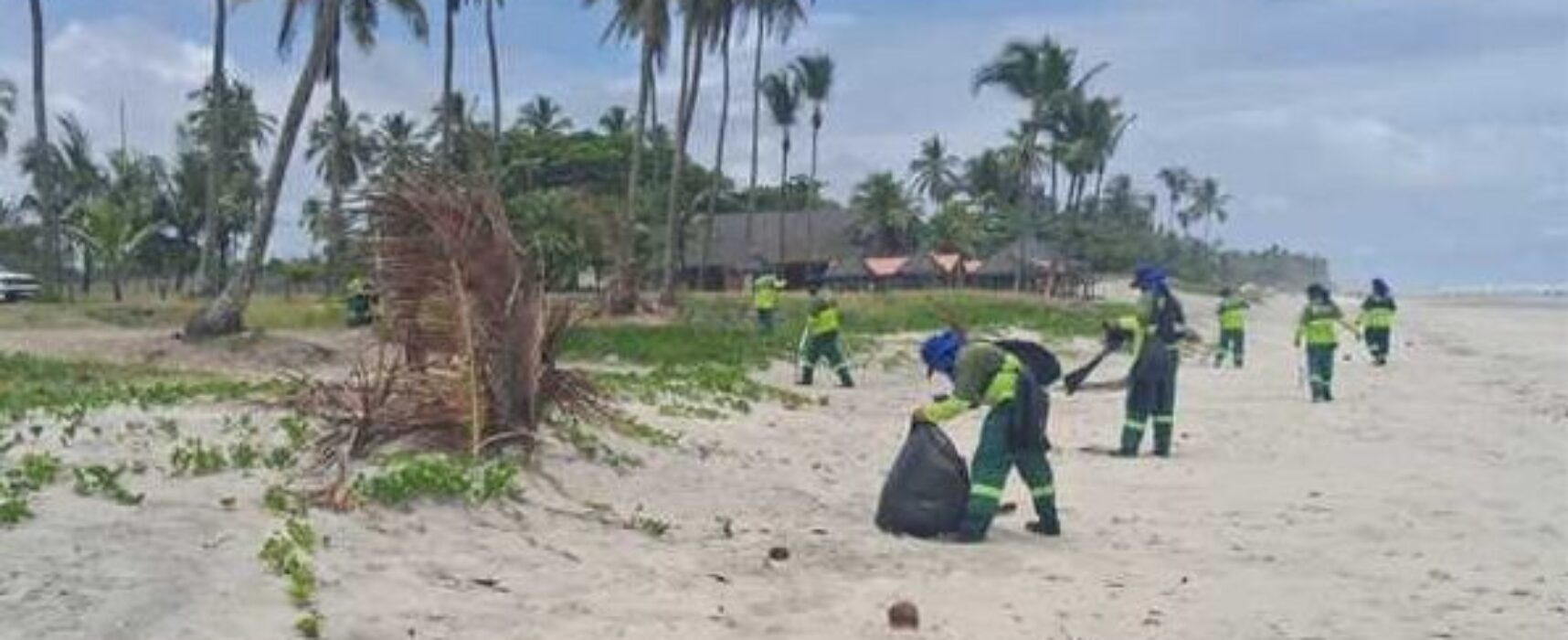 Prefeitura de Ilhéus intensifica limpeza nas praias do Cururupe e Olivença