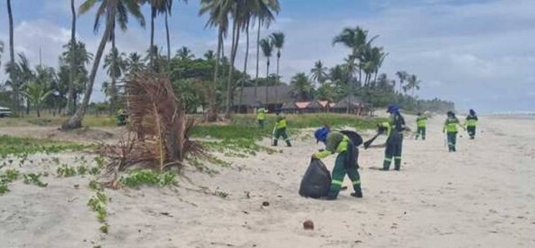 Prefeitura de Ilhéus intensifica limpeza nas praias do Cururupe e Olivença