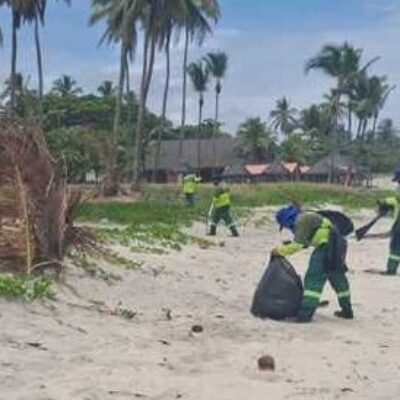 Prefeitura de Ilhéus intensifica limpeza nas praias do Cururupe e Olivença