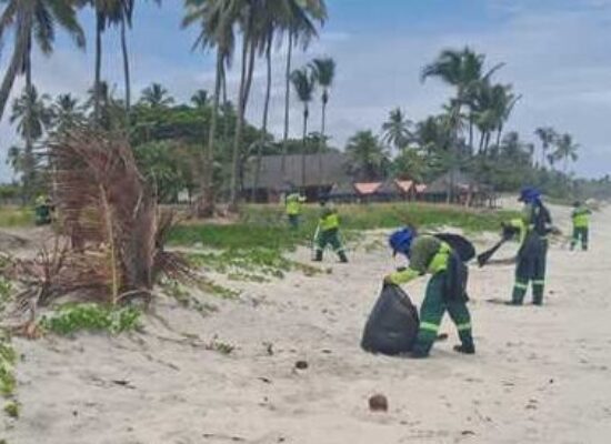 Prefeitura de Ilhéus intensifica limpeza nas praias do Cururupe e Olivença