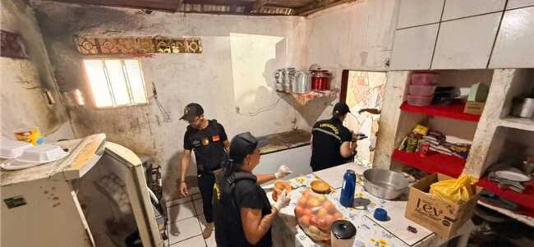 Prefeitura de Ilhéus identifica irregularidades em barraca de praia no Cururupe após denúncia