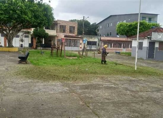 Prefeitura de Ilhéus realiza serviços de roçagem e capinagem no Banco da Vitória