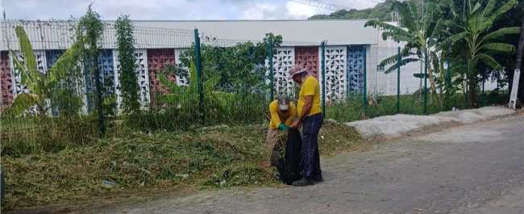 A Prefeitura de Ilhéus notificou a Embasa e a empresa responsável pela obra realizada na Rua Laudelino Rezende Mendonça, antiga Treze de Maio, no bairro Pontal, após vistoria técnica apontar a necessidade de ajustes em trechos da pavimentação.  A via recebeu recentemente novo asfalto, serviços de drenagem e reforço da base, executados com acompanhamento técnico. Durante inspeção da Secretaria de Infraestrutura e Defesa Civil, foram identificadas pequenas depressões no pavimento, conhecidas como “borrachudos”.  A empresa responsável foi formalmente notificada e vem executando os reparos necessários, com previsão de conclusão até o final da semana, caso as condições climáticas permitam.  Quanto às tampas de bueiros, a Embasa também foi acionada para realizar a elevação dos PVs ao longo da rua, assegurando funcionalidade, segurança e melhor acabamento da obra.  A ação reforça o compromisso da Prefeitura de Ilhéus com a fiscalização das obras públicas, a qualidade dos serviços executados e a segurança da população.