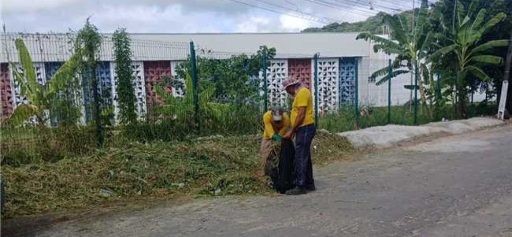 A Prefeitura de Ilhéus notificou a Embasa e a empresa responsável pela obra realizada na Rua Laudelino Rezende Mendonça, antiga Treze de Maio, no bairro Pontal, após vistoria técnica apontar a necessidade de ajustes em trechos da pavimentação.  A via recebeu recentemente novo asfalto, serviços de drenagem e reforço da base, executados com acompanhamento técnico. Durante inspeção da Secretaria de Infraestrutura e Defesa Civil, foram identificadas pequenas depressões no pavimento, conhecidas como “borrachudos”.  A empresa responsável foi formalmente notificada e vem executando os reparos necessários, com previsão de conclusão até o final da semana, caso as condições climáticas permitam.  Quanto às tampas de bueiros, a Embasa também foi acionada para realizar a elevação dos PVs ao longo da rua, assegurando funcionalidade, segurança e melhor acabamento da obra.  A ação reforça o compromisso da Prefeitura de Ilhéus com a fiscalização das obras públicas, a qualidade dos serviços executados e a segurança da população.