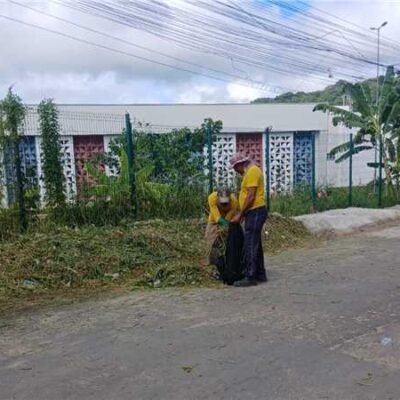 A Prefeitura de Ilhéus notificou a Embasa e a empresa responsável pela obra realizada na Rua Laudelino Rezende Mendonça, antiga Treze de Maio, no bairro Pontal, após vistoria técnica apontar a necessidade de ajustes em trechos da pavimentação.  A via recebeu recentemente novo asfalto, serviços de drenagem e reforço da base, executados com acompanhamento técnico. Durante inspeção da Secretaria de Infraestrutura e Defesa Civil, foram identificadas pequenas depressões no pavimento, conhecidas como “borrachudos”.  A empresa responsável foi formalmente notificada e vem executando os reparos necessários, com previsão de conclusão até o final da semana, caso as condições climáticas permitam.  Quanto às tampas de bueiros, a Embasa também foi acionada para realizar a elevação dos PVs ao longo da rua, assegurando funcionalidade, segurança e melhor acabamento da obra.  A ação reforça o compromisso da Prefeitura de Ilhéus com a fiscalização das obras públicas, a qualidade dos serviços executados e a segurança da população.