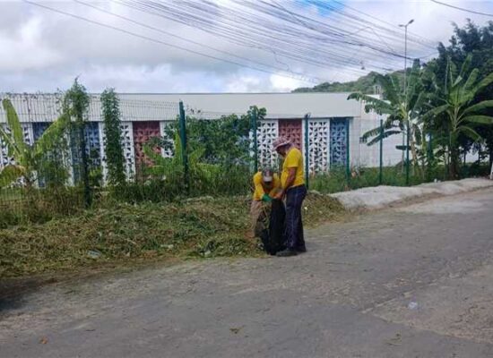A Prefeitura de Ilhéus notificou a Embasa e a empresa responsável pela obra realizada na Rua Laudelino Rezende Mendonça, antiga Treze de Maio, no bairro Pontal, após vistoria técnica apontar a necessidade de ajustes em trechos da pavimentação.  A via recebeu recentemente novo asfalto, serviços de drenagem e reforço da base, executados com acompanhamento técnico. Durante inspeção da Secretaria de Infraestrutura e Defesa Civil, foram identificadas pequenas depressões no pavimento, conhecidas como “borrachudos”.  A empresa responsável foi formalmente notificada e vem executando os reparos necessários, com previsão de conclusão até o final da semana, caso as condições climáticas permitam.  Quanto às tampas de bueiros, a Embasa também foi acionada para realizar a elevação dos PVs ao longo da rua, assegurando funcionalidade, segurança e melhor acabamento da obra.  A ação reforça o compromisso da Prefeitura de Ilhéus com a fiscalização das obras públicas, a qualidade dos serviços executados e a segurança da população.