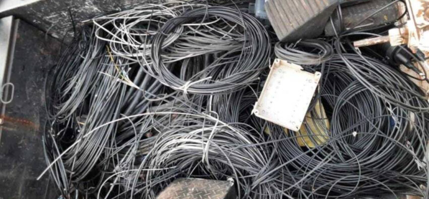 Após ações da Câmara, NeoenergiaCoelba realiza força-tarefa para remover cabos irregulares em Ilhéus