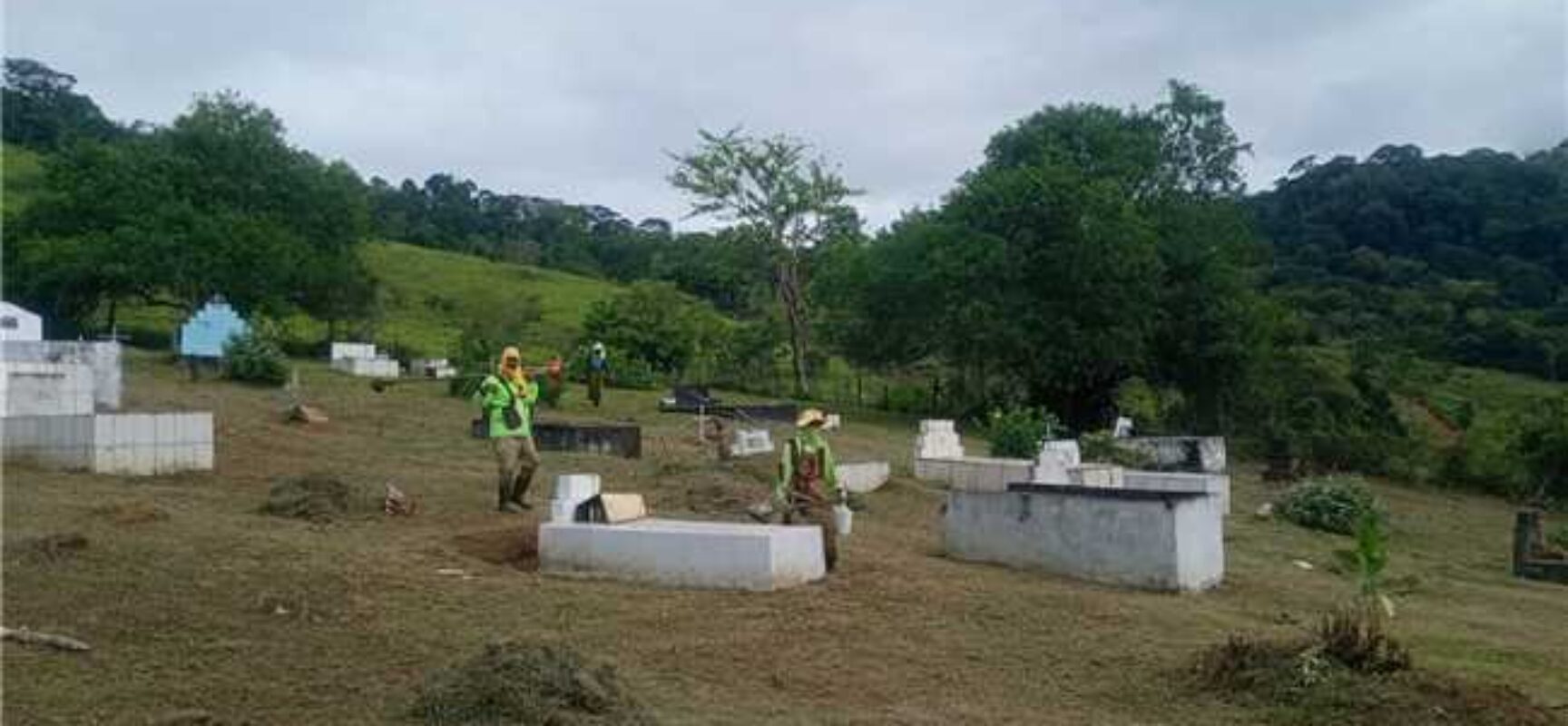 Prefeitura de Ilhéus realiza serviços de roçagem e limpeza nos cemitérios de Inema e Pimenteira