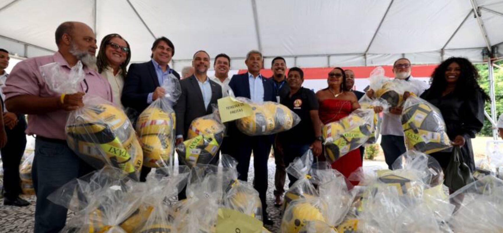 Estado entrega mais de 200 certificados, kits de proteção e bags para mototaxistas e motofretistas da Bahia