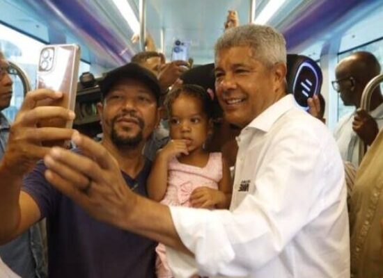 Moradores do Subúrbio Ferroviário participam da primeira viagem-teste do VLT com a comunidade, no trecho Calçada-Lobato