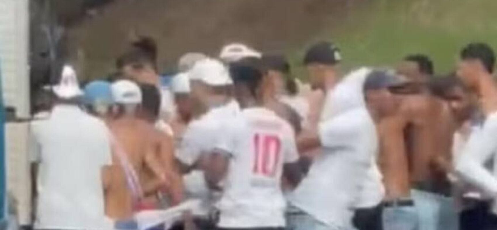 Homem é espancado por integrantes de torcida organizada antes de jogo do Bahia