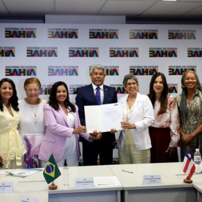 Reitora da UNEB é reconduzida ao cargo; governador assina termo de posse para novo mandato