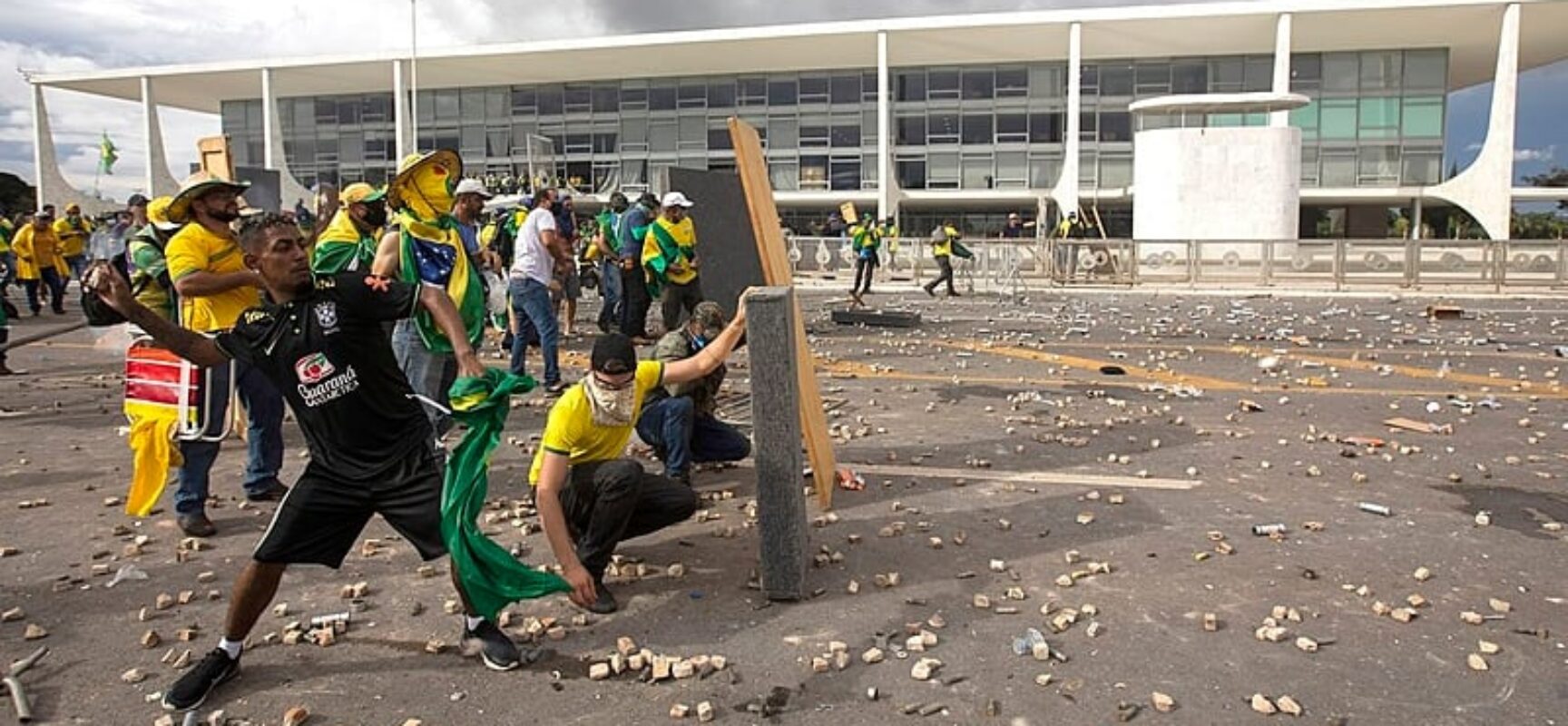 STF já condenou mais de 800 pessoas por atos golpistas de 8 de janeiro, três anos após ataques