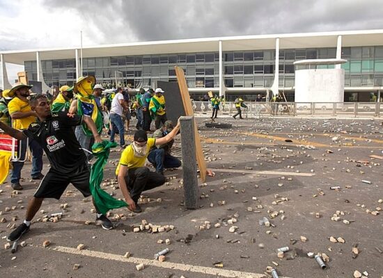 STF já condenou mais de 800 pessoas por atos golpistas de 8 de janeiro, três anos após ataques