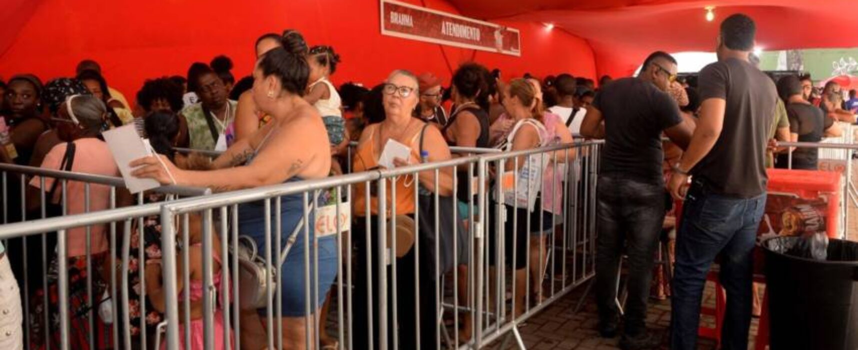 Prefeitura inicia entrega de kits e cartões de transporte para ambulantes do Carnaval de Salvador