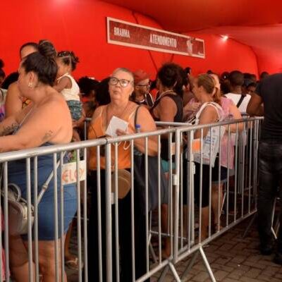 Prefeitura inicia entrega de kits e cartões de transporte para ambulantes do Carnaval de Salvador