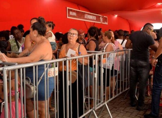 Prefeitura inicia entrega de kits e cartões de transporte para ambulantes do Carnaval de Salvador