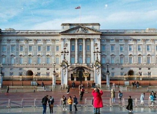 Ex-príncipe Andrew é preso no Reino Unido em investigação do caso Epstein