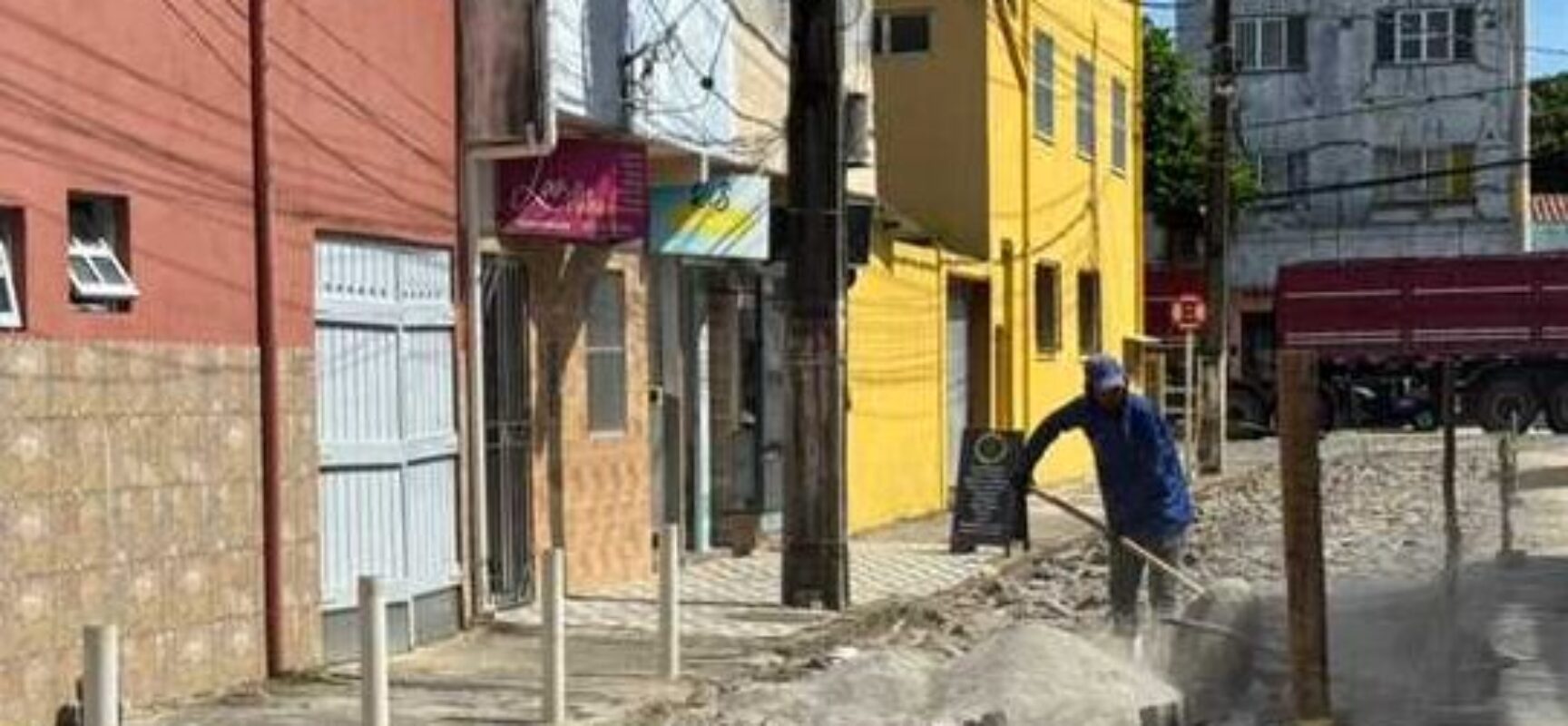 Prefeitura de Ilhéus realiza manutenção de pavimento no bairro São Francisco